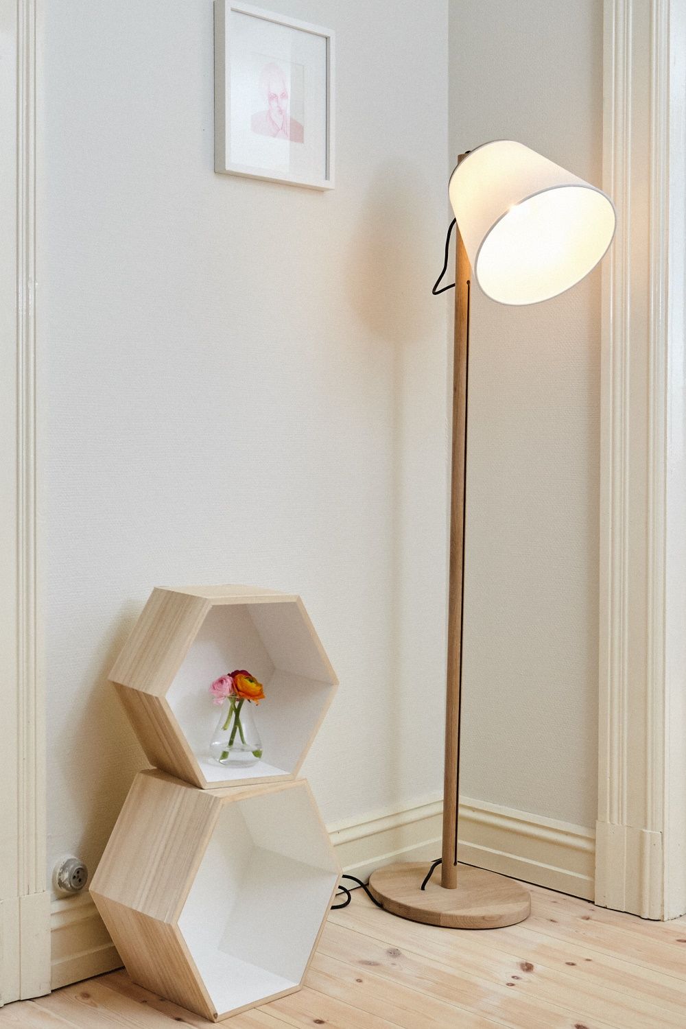 photo de lampe et de meubles de rangement avec fleur et cadre