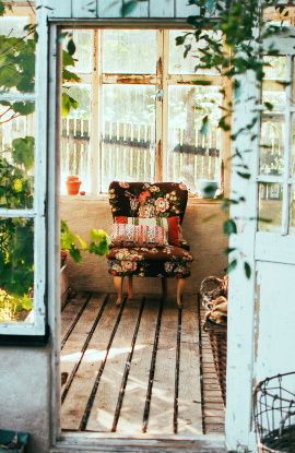 image de veranda avec fauteuil ancien