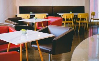 image de cafetaria entreprise de couleurs jaune et rouge