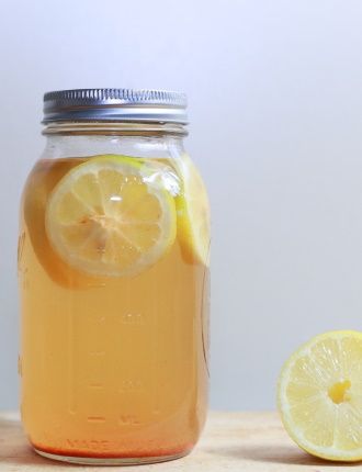 image de bocal de jus de citron avec epice