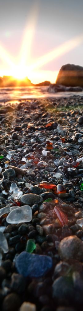image de verre poli et de dechets sur la plage