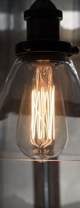 image de lampe ampoule suspendue au plafond