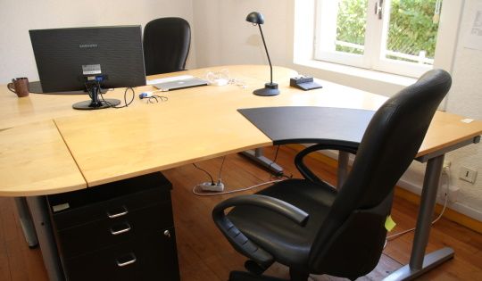 image de vide-bureau professionnel avec bureau fauteuil lampe tiroirs ecran fenetre