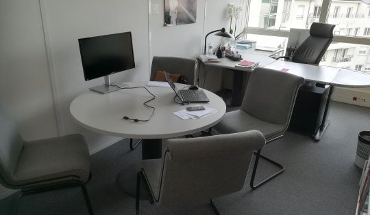 image de vide-bureau professionnel avec bureau table fauteuil chaise ecran lampe ordinateur