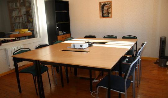image de vide-bureau professionnel avec table de reunion chaise bureau appareil