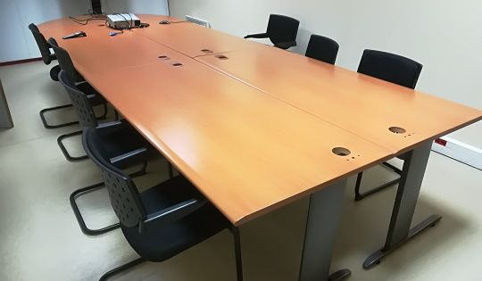 image de vide-bureau professionnel avec avec table de reunion chaise bureau appareil