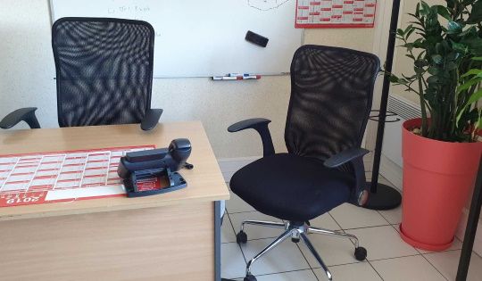 image de vide-bureau professionnel avec fauteuil bureau telephone plante tableau veleda