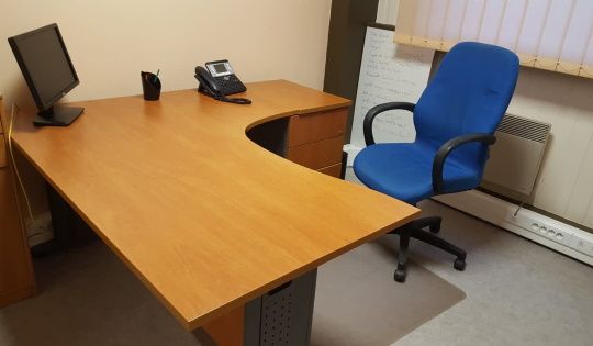 image de vide-bureau professionnel avec fauteuil bleu bureau ecran telephone