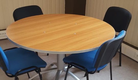 image de vide-bureau professionnel avec table chaise bleue