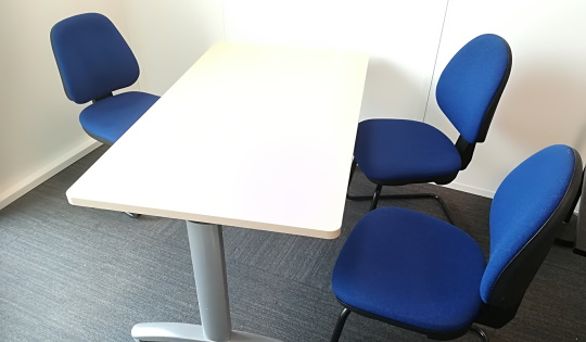 image de vide-bureau professionnel avec table chaise bleue