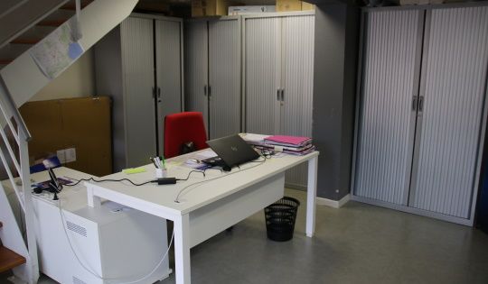 image de vide-bureau professionnel avec bureau fauteuil placard ordinateur ecran
